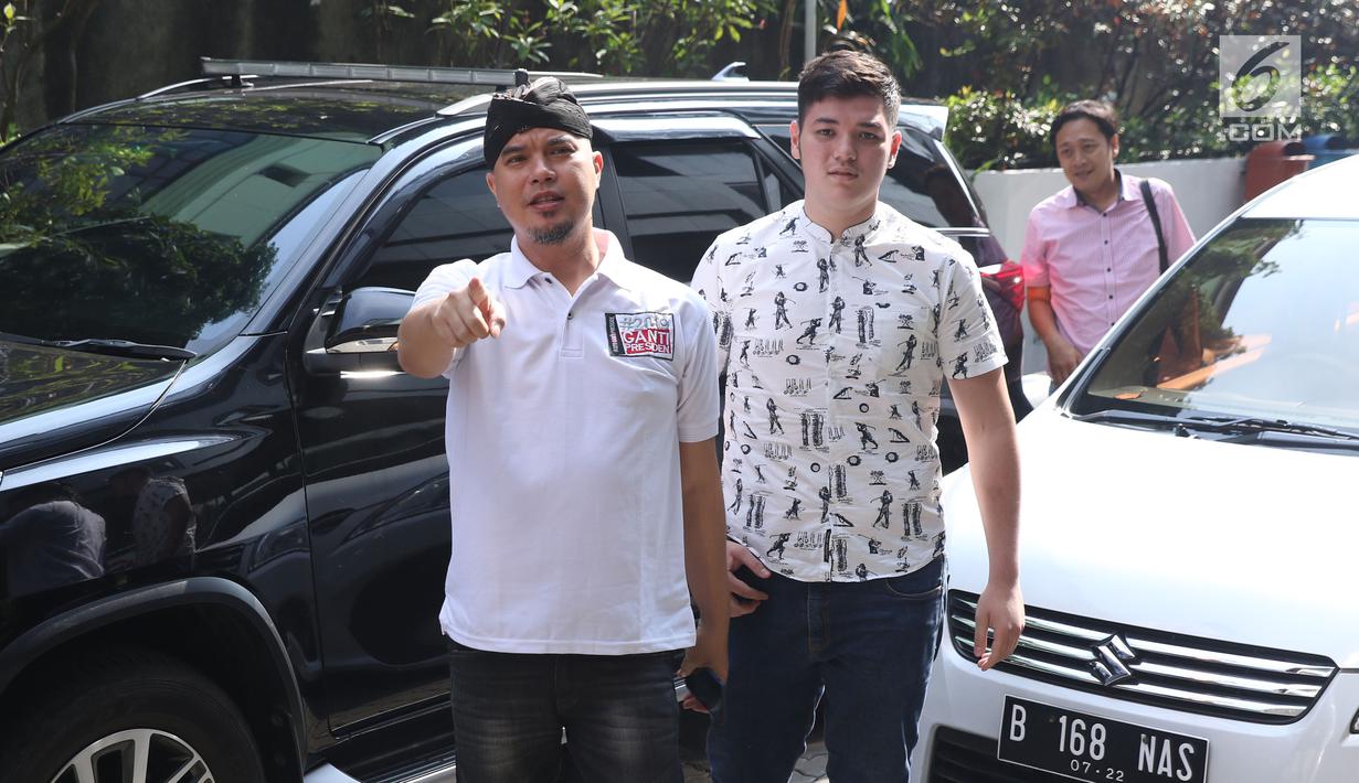 Seniman, Dhani Ahmad Prasetyo (kiri) jelang membuat pelaporan tentang dugaan persekusi di Bareskrim Mabes Polri Gedung KKP, Jakarta, Jumat (19/10). Dhani Ahmad merasa mendapat perlakuan persekusi saat berada di Surabaya. (Liputan6.com/Helmi Fithriansyah)