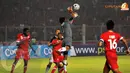 Kurnia Indonesia XI Kurnia Meiga menangkap bola hasil tendangan pemain Liverpool (Liputan6.com/Helmi Fithriansyah)