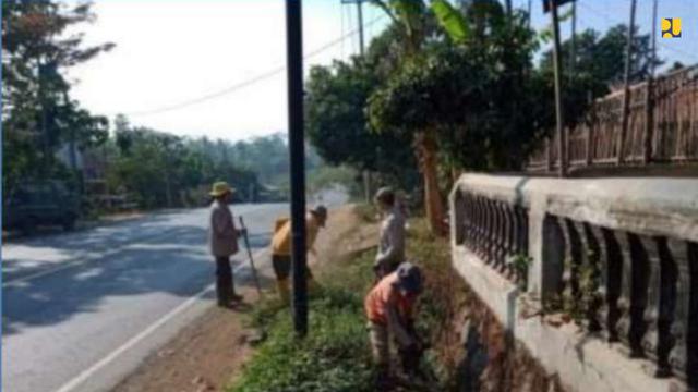 Perbaikan Jalan Nagreg-Rajapolah, Jawa Barat, mulai dari Km 43,2 hingga Km 92,2 dengan skema Padat Karya Tunai (PKT)