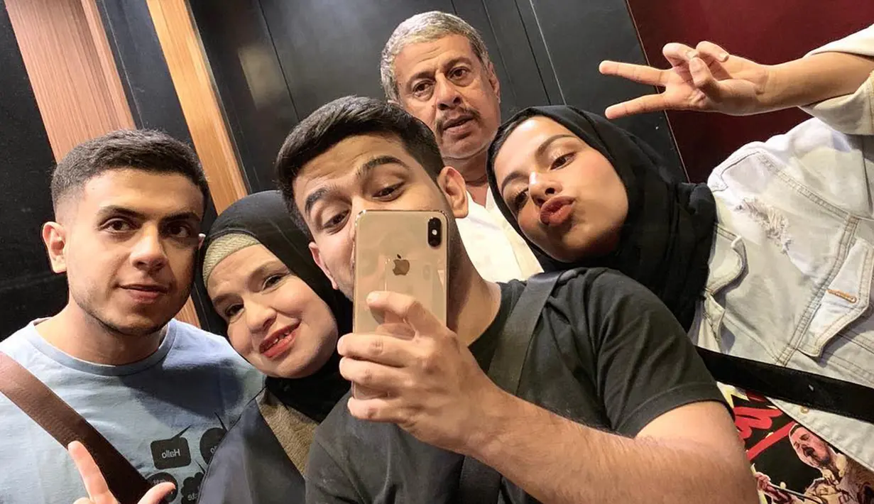 Fadil dan keluarganya foto bersama di depan cermin. Sebelum terkenal dengan konten bersama keluarganya, Fadil sudah aktif membuat video di Youtube bersama sahabat-sahabatnya yang bernama Samsolese. (Instagram/@fadiljaidi)