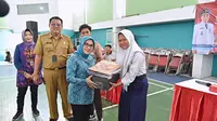 Bikin Hati Senang, 7 Ribu Pelajar Surabaya Dapat Seragam Sekolah dan Sepatu Baru Gratis
