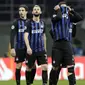 Para pemain Inter Milan tampak lesu usai gagal mengalahkan PSV Eindhoven pada laga Liga Champions di Stadion San Siro, Italia, Selasa (11/12). Kedua tim bermain imbang 1-1. (AP/Luca Bruno)