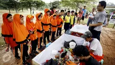 Sejumlah siswa sekolah sedang melihat proses daur ulang pada acara Hello Nature 2016  di Bumi Perkemahan Ragunan Minggu (27/11). Tetra Pak mengedukasi masyarakat menanamkan kebiasaan daur ulang dan mencintai alam. (Liputan6.com) 