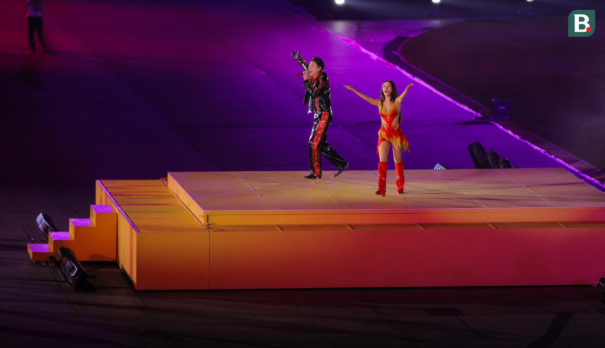 Penampilan dua penyani lokal Thailand yang menyanyikan lagu pada upacara penutupan SEA Games 2025 yang berlangsung di Rajamangala Stadium, Bangkok, Sabtu (20/12/2025) malam WIB.