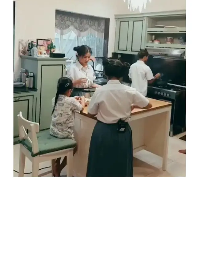 5 Gaya Sarwendah saat Pakai Seragam SMA, Bak ABG