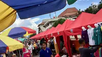 Tenda pedagang kaki lima berdiri di Jalan Jati Baru Raya, Jakarta, Jumat (22/12). Terkait penataan PKL, Pemprov DKI Jakarta mulai menutup sepanjang jalan di depan Stasiun Tanah Abang pukul 08.00-18.00 WIB. (Liputan6.com/Immanuel Antonius)