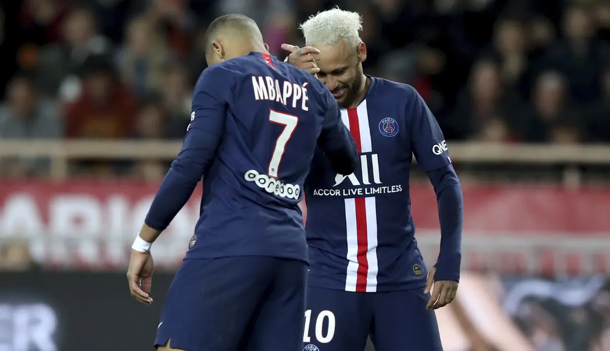 Penyerang PSG, Neymar (kanan) berselebrasi dengan Kylian Mbappe usai mencetak gol ke gawang AS Monaco pada pertandingan lanjutan Liga Prancis di Stadion Louis II, Monaco (15/1/2020). PSG menang telak atas Monaco 4-1. (AP Photo/Daniel Cole)