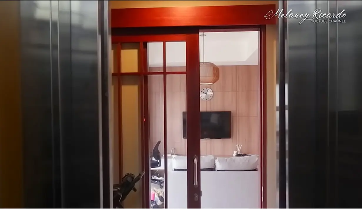 Setelah ada anggaran lebih, Inge memutuskan untuk tinggal di apartemen di kawasan Pondok Indah. Inge memutuskan tinggal di aparetemen setelah diangkat jadi manajer perusahaan dr. Richard Lee. Tempat tinggalnya  juga ada akses lift langsung menuju kamar apartemennya. [Youtube/Melaney Ricardo]