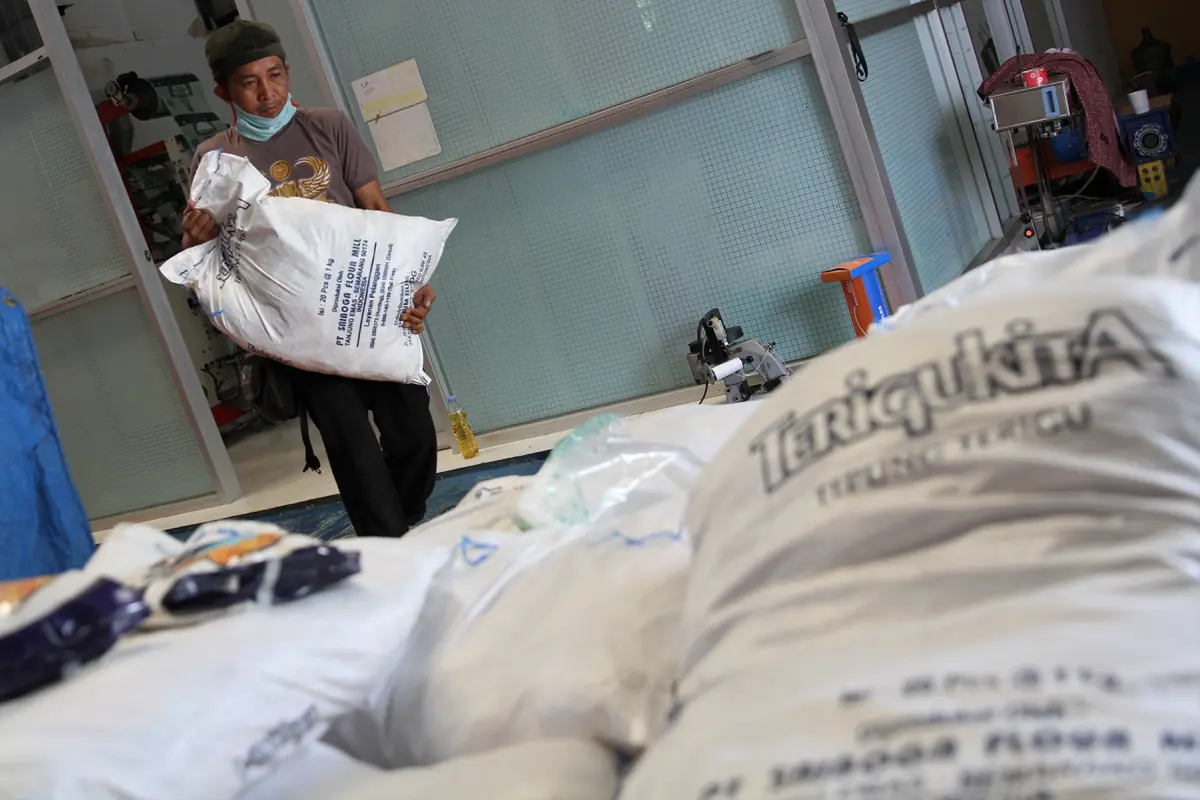 Persediaan logistik di gudang Bulog Sulawesi Tenggara/(Liputan6.com/Ahmad Akbar Fua)