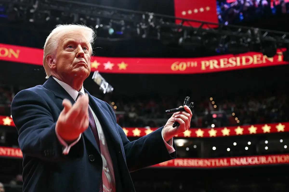 Didampingi JD Vance, Presiden Amerika Serikat Donald Trump Temui Pendukungnya di Capital One Arena