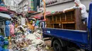 Pekerja membersihkan puing-puing di Pasar Namseong yang bersejarah di distrik Gangnam Seoul (9/8/2022).  Dilansir Yonhap, Selasa (9/8/2022), hujan yang terjadi di Korea Selatan adalah yang terparah dalam 80 tahun terakhir. (AFP/Anthony Wallace)