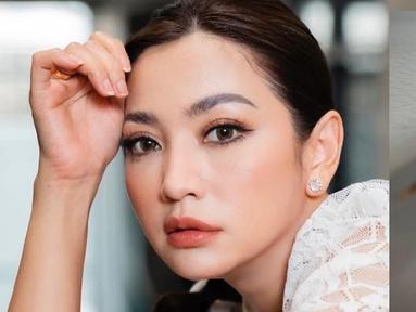 Sebagai seorang artis, Raden Hesti Puspitasari Purwadinata diketahui lebih sering tampil natural dengan makeup tipis. Meski begitu ia beberapa kali unggah foto saat pakai makeup tebal.(Liputan6.com/IG/@hestipurwadinata)