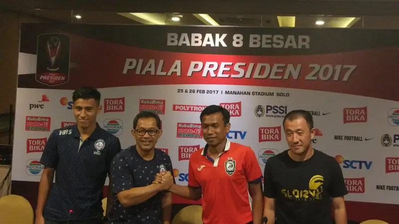 Pelatih Arema FC Aji Santoso dan nakhoda Sriwijaya FC Widodo Cahyono Putro akan adu strategi pada 8 besar Piala Presiden 2017 di Stadion Manahan, Minggu (26/2/2017). 