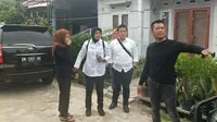 Wanita muda yang terekam geleng-geleng kepala di pinggir jalan dijemput petugas Polresta Pekanbaru ke rumahnya. (Liputan6.com/M Syukur)
