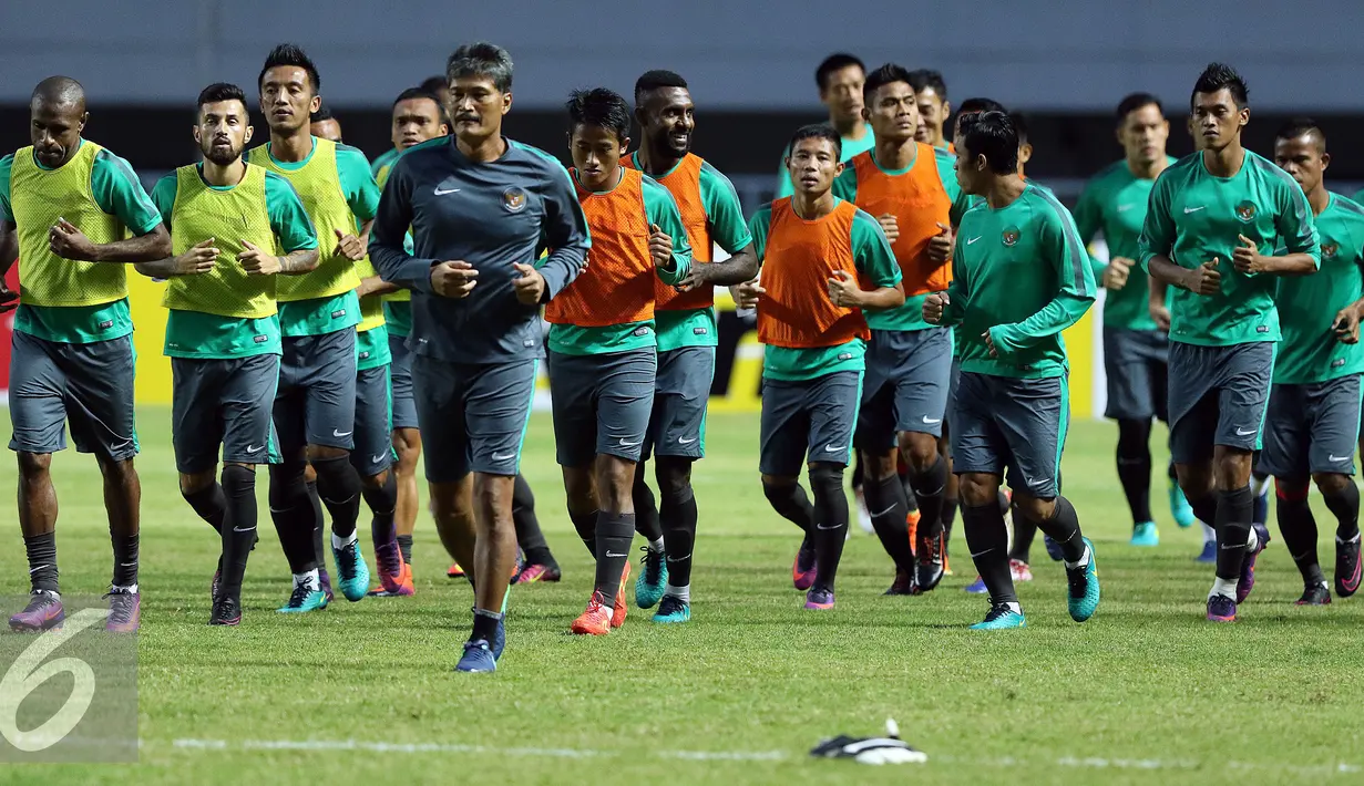 Pemain Timnas Indonesia berlari mengelilingi lapangan saat latihan jelang laga pertama semifinal Piala AFF 2016 di Stadion Pakansari, Bogor (2/12). Indonesia akan berlaga melawan Vietnam pada Sabtu (3/12). (Liputan6.com/Helmi Fithriansyah)