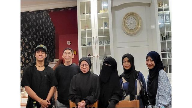 6 Momen Melly Goeslaw Ajak Bukber Keluarga Umi Pipik, Abidzar Curi Perhatian