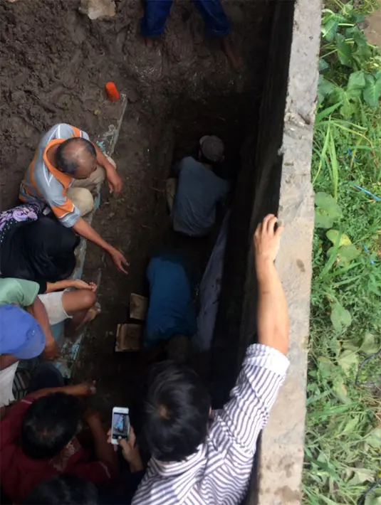 Suami anak, dan para sanak famili mengantarkan Irena ke peristirahatan terakhirnya. (dok. Pribadi HildaVitria Khan/Bintang.com)