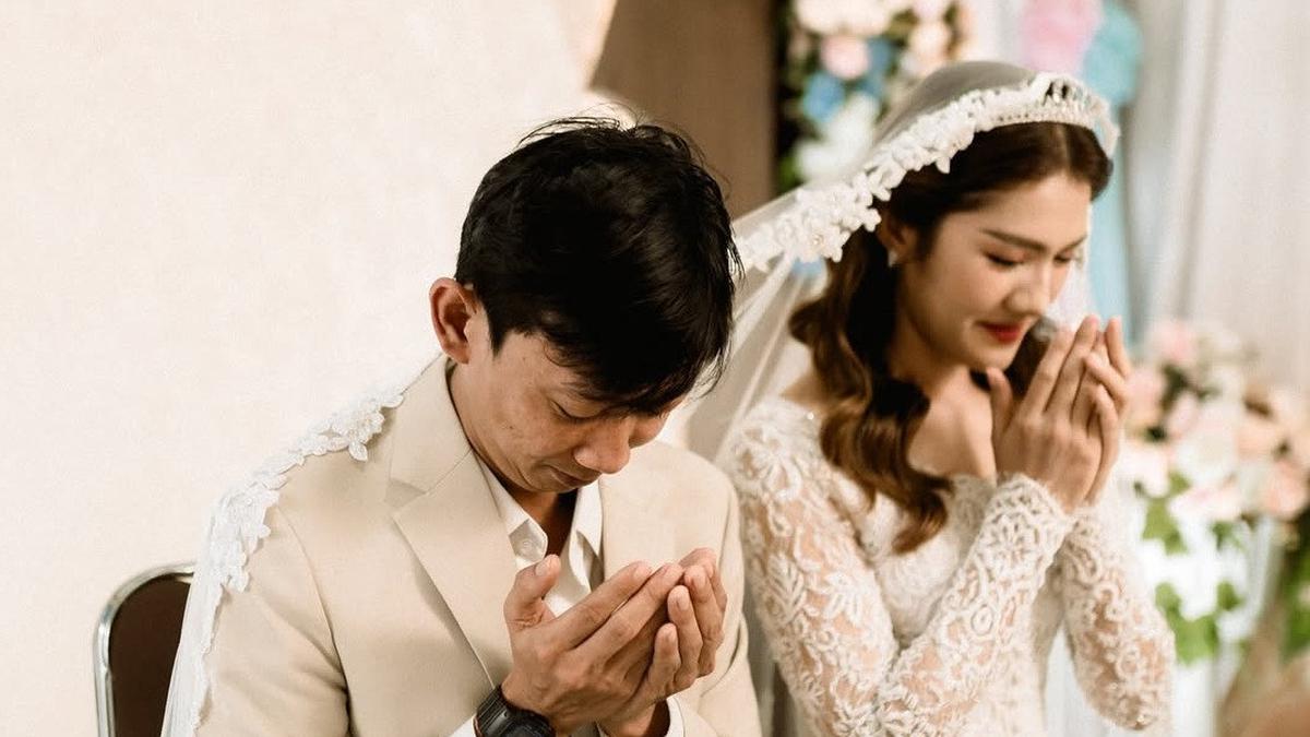 Potret Yono Bakrie dan Vini Caroline Menikah di KUA, Tampil Simpel tapi Tetap Elegan