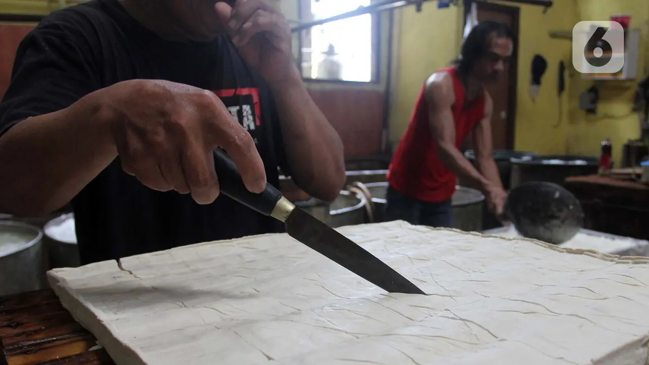 FOTO: Imbas Kenaikan Harga Kedelai, Produsen Tahu Kurangi Produksi