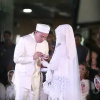 "Untung bukan wiper (pembersih kaca mobil)," kata salah seorang warga yang turut menyaksikan pernikahan Vicky dan Angel. (Nurwahyunan/Bintang.com)