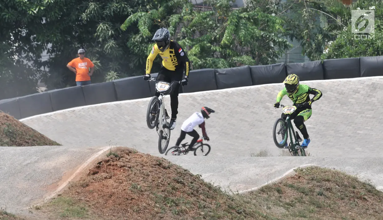 Pembalap bersaing dalam kejuaraan sepeda BMX Bearco Fest 2019 di Jakarta International BMX Track, Pulomas, Jakarta, Minggu (25/8/2019). Kategori yang dipertandingkan antara lain BMX Men Open, Men Junior, Women Open, Challenge Girls, Master, Challenge Boys, dan OldSchool. (merdeka.com/Iqbal Nugroho)