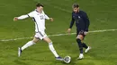 Penyerang Skotlandia #22 Nathan Patterson berebut bola dengan bek Prancis #22 Theo Hernandez pada laga persahabatan di Decathlon Arena, Rabu (18/10/2023) dini hari WIB. (Sameer Al-Doumy / AFP)