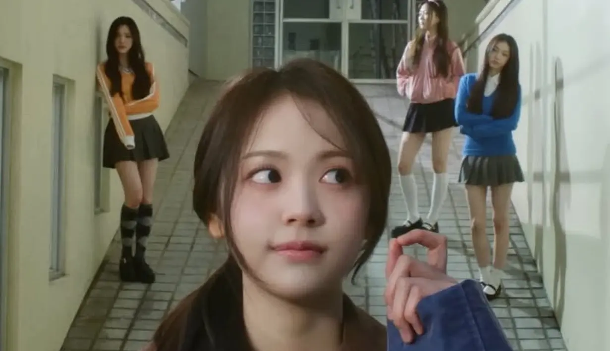 Jika member lainnya rambutnya tergerai, Carmen tampil dengan rambut panjang coklat yang diikat belakang bergaya messy. Dengan bagian depan poni samping. [Dok. YouTube SM Entertainment]