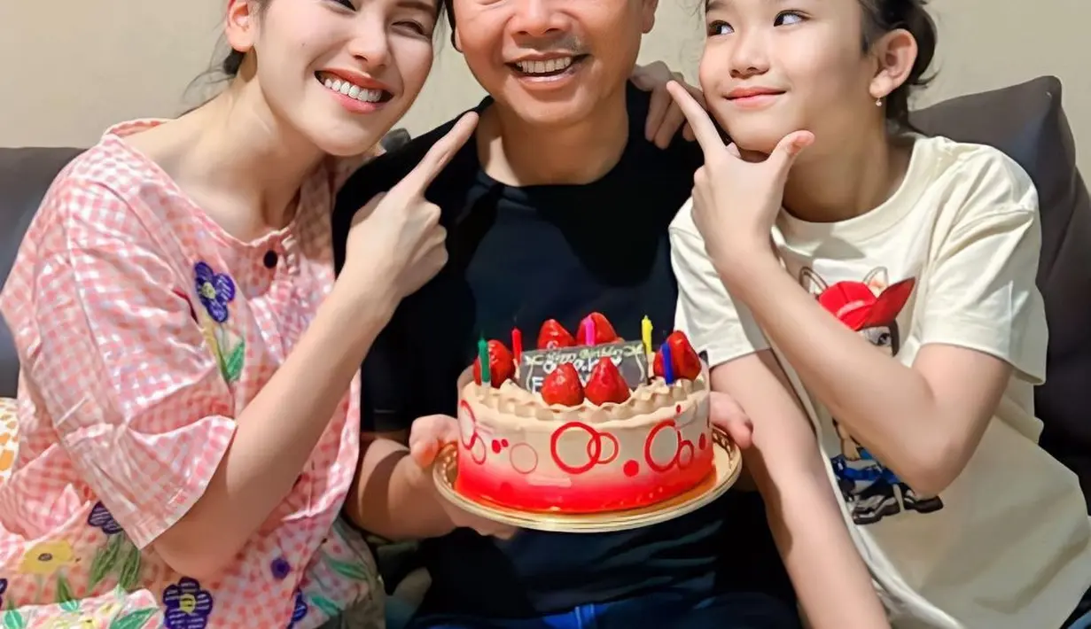 Perempuan berusia 30 tahun itu bersyukur karena acara surprise untuk ayahnya yang ulang tahun ke-61 berhasil. [Instagram/ayutingting92]