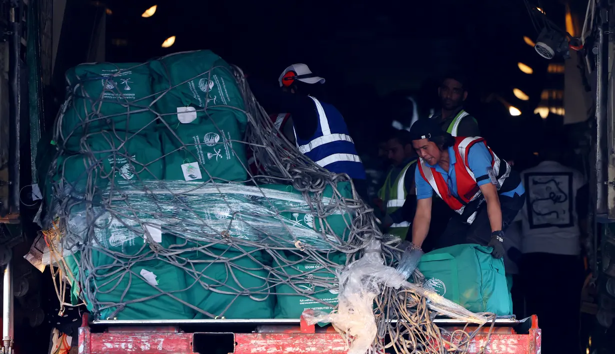 Pesawat Saudi berangkat dari bandara internasional King Khalid di Riyadh membawa puluhan ton bahan bantuan untuk membantu mereka yang terkena dampak perang di Lebanon. (Fayez Nureldine/AFP)