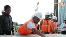 Wakil Ketua Komisi Pemberantasan Korupsi (KPK), Bambang Widjojanto membuat cap tangannya. Ia menilai peletakan batu pertama gedung baru institusinya tidak hanya sekadar seremonial belaka. (Liputan6.com/Herman Zakharia)