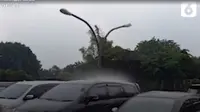 Viral Fenomena Langka di Bekasi, Hujan Mengguyur Hanya Satu Mobil