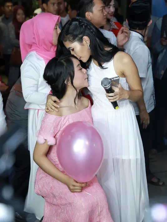 Lesti di perayaan sweet seventen-nya meminta doa dari teman-temannya yang hadir mengenakan atasan putih, supaya diberi kesehatan selalu dan dimudahkan dalam urusan rezekinya. (Galih W. Satria/Bintang.com)