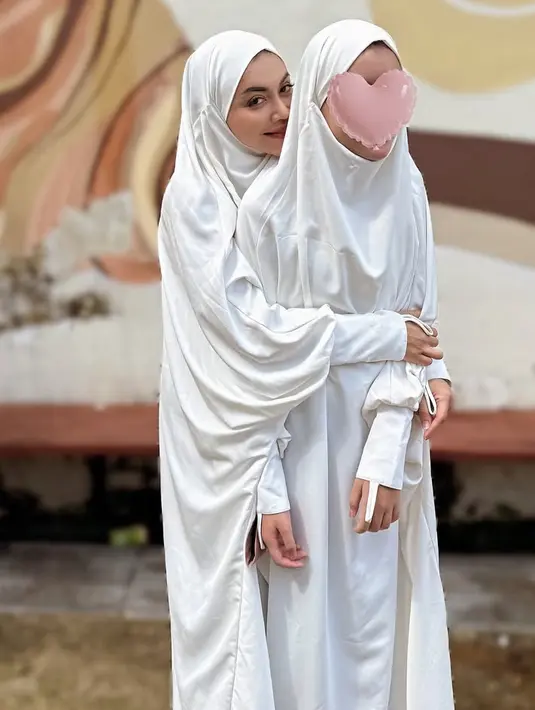 Denada bersama putrinya kompak mengenakan abaya dan khimar putih saat rayakan lebaran di Singapura. [@denadaindonesia]