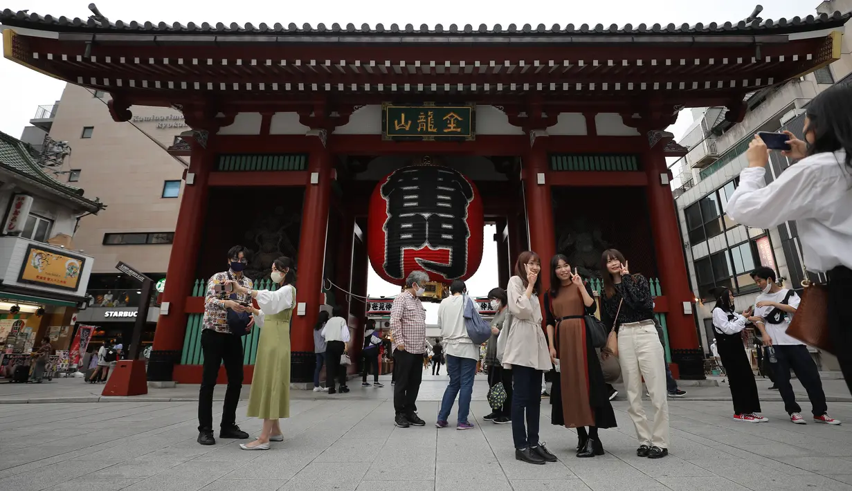 Pengunjung terlihat di lokasi wisata Asakusa, Tokyo, Jepang, 4 Oktober 2020. Jepang memasukkan Tokyo dalam program subsidi perjalanan domestik yang disebut kampanye Go To Travel mulai 1 Oktober, setelah pada Juli lalu Tokyo tidak memenuhi syarat akibat lonjakan kasus COVID-19. (Xinhua/Du Xiaoyi)