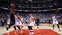 Aksi Kyrie Irving saat Cavaliers mengalahkan Raptors di gim 4 (AFP)