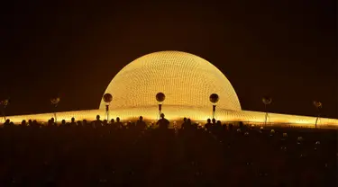 Sejumlah biksu bersiap untuk melakukan ritual Makha Bucha Day di kuil Wat Dhammakaya, Bangkok, Thailand (11/2). Makha Bucha atau Magha Puja berarti puja/peringatan yang berhubungan dengan bulan Magha. (AFP/Lillian Suwanrumpha)