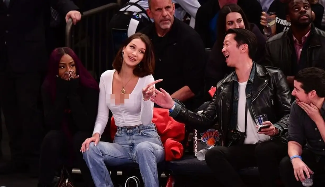 Lihat deh senyum di wajah Bella Hadid. Biasanya ia selalu terlihat dengan ekspresi fierce. (Getty Images/Cosmopolitan)