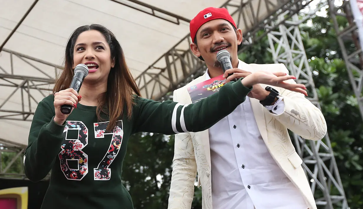 Karan Patel, Anita Hassanandani, Aly Goni, dan Ruhanika Dhawan juga memberikan sambutan yang hangat ketika menyapa para penggemarnya. Terlebih Anita, Aly, dan Ruhanika yang baru pertama kali berkunjung ke Indonesia. (Bambang E. Ros/Bintang.com)