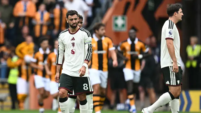 Pemain Manchester United Harry Maguire tertunduk lesu