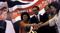 Sejumlah Menteri Kabinet Indonesia Bersatu bersama Dubes Inggris Martin Hatfull menghadiri malam perayaan ulang tahun Ratu Inggris Queen Elizabeth II di Jakarta, Rabu (9/6). (Antara)