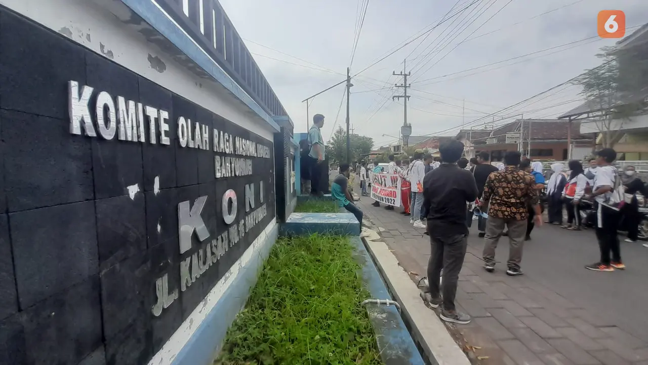 Puluhan Atlet Banyuwangi datangi Kantor Koni tagih dana reward Proprov Jatim (Hermawan Arifianto/Liputan6.com)