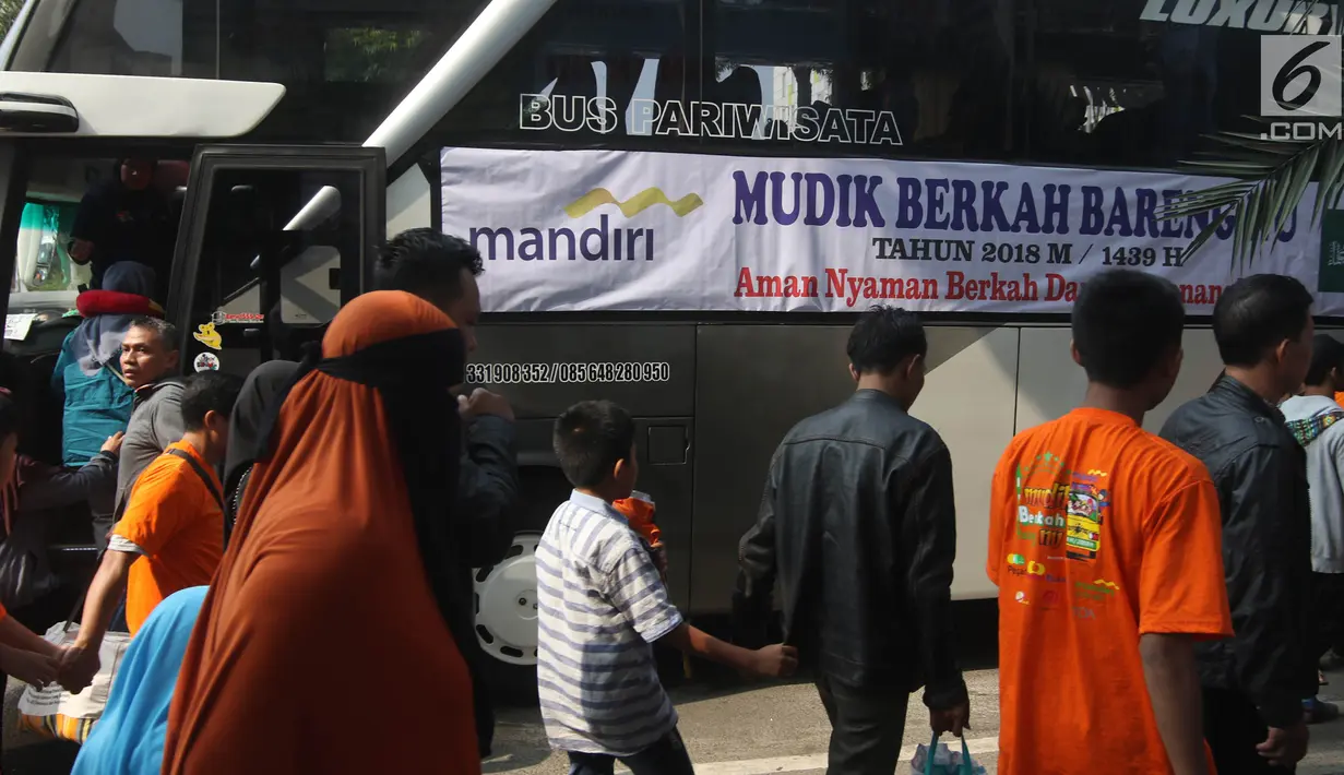 Sejumlah calon pemudik bersiap menaiki bus saat mengikuti mudik bareng NU-Bank Mandiri di Kantor PBNU, Jakarta, Sabtu (9/6). (Liputan6.com/Arya Manggala)