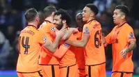 Pemain Liverpool merayakan gol Mohamed Salah (ketiga kiri) ke gawang FC Porto dalam leg pertama babak 16 besar Liga Champions di Stadion Do Dragao, Kamis (15/2). Liverpool memetik kemenangan dengan skor telak 5-0. (AP/Luis Vieira)