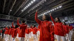 Para atlet joget bersama saat acara pengukuhan kontingen Indonesia di Istora Senayan, Jakarta, Minggu (5/8/2018). Pada Asian Games XVIII, Indonesia menurunkan 938 atlet. (Bola.com/Vitalis Yogi Trisna)