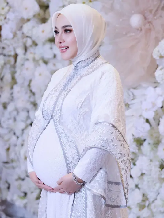 Syahrini tampil semakin cantik dengan padu padan hijab putih polos. [Foto: Instagram/princessyahrini]