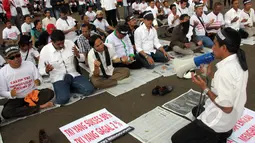 Massa dari Aliansi TKI Menggugat melakukan doa bersama saat aksi unjuk rasa di depan Istana Negara, Jakarta, Selasa (7/4/2015).  Mereka menuntut Presiden Jokowi mencabut moratorium larangan pengiriman TKI ke Timur Tengah. (Liputan6.com/Helmi Afandi))