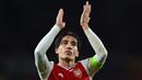 Bek Arsenal, Hector Bellerin, merayakan kemenangan atas Manchester United pada laga Liga Europa di Stadion Emirates, London, Kamis (3/10). Arsenal menang 4-0 atas Liege. (AFP/Glyn Kirk)