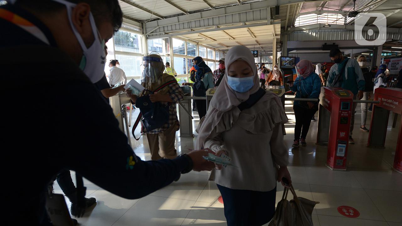 Pembagian Masker di Stasiun Tebet