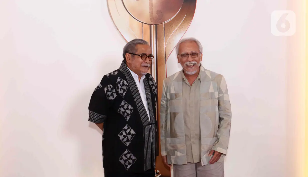 Aktor Slamet Rahardjo (kiri) dan Musisi Iwan Fals ikut menghadiri malam Anugerah Festival Film Indonesia (FFI) 2023 atau Piala Citra di Ciputra Artpreneur, Jakarta, Selasa (14/11/2023). (Liputan6.com/Herman Zakharia)