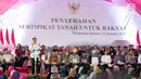 Presiden Joko Widodo memberikan sambutan saat pembagian sertifikat tanah kepada warga di Pusat Penerbangan Angkatan Darat, Pondok Cabe,  Tangsel, Jumat (25/1). Pada kesempatan ini, 40.172 sertifikat tanah dibagikan oleh Jokowi (Liputan6.com/Faizal Fanani)